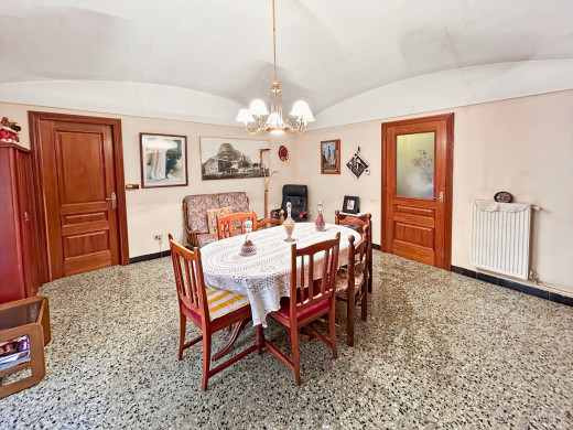 Gran casa de pueblo en Borrassà con mucho potencial