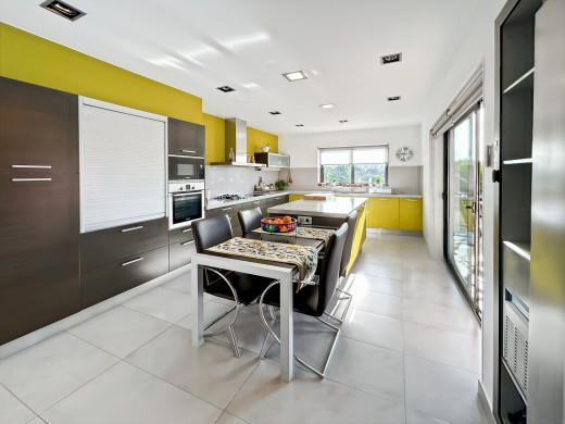 Detached house with pool and garage