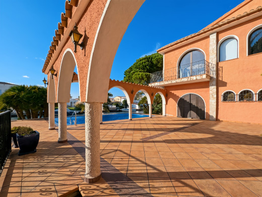 Villa mit 30m langem Bootsanleger, sehr nah am Strand