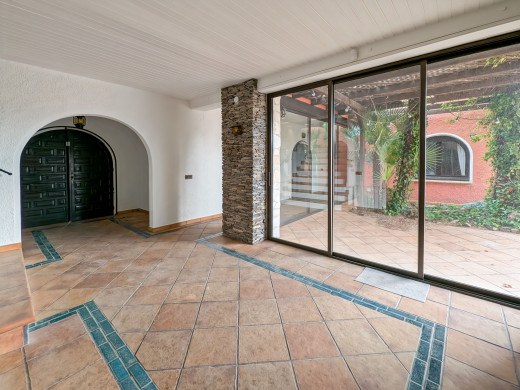 Villa mit 30m langem Bootsanleger, sehr nah am Strand