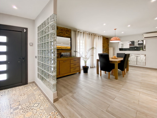 Maison rénovée avec garage et licence touristique dans le centre de Roses