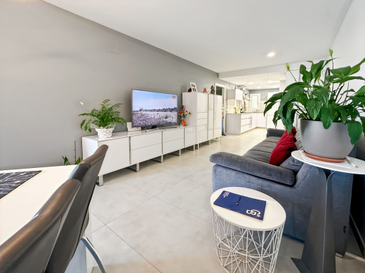 Renovated top floor flat in L'Escala, private garage