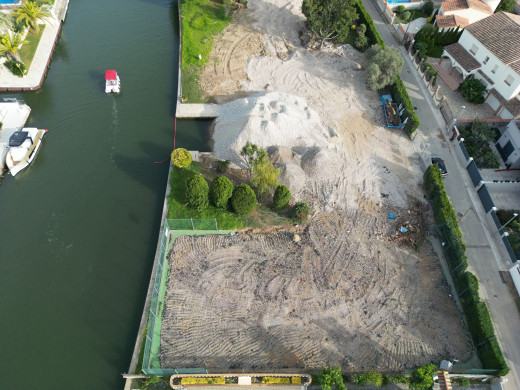 Parcela de 500m2 en el canal de Empuriabrava