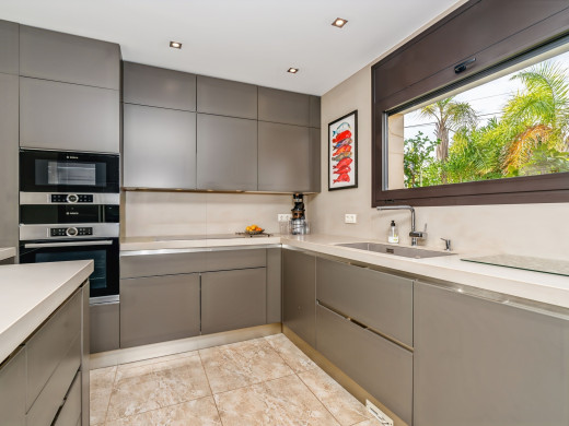 Exceptional villa with a 28 m mooring for sailboats / catamarans