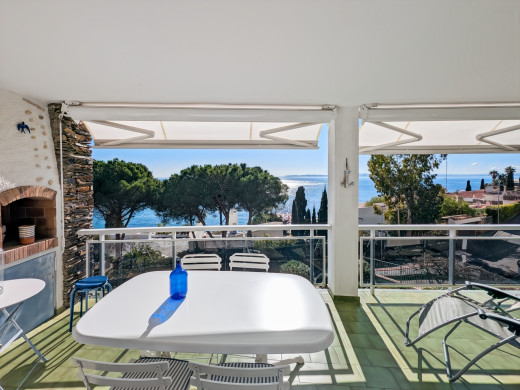 Apartment with sea views, large terrace, parking, and storage room – Canyelles Beach