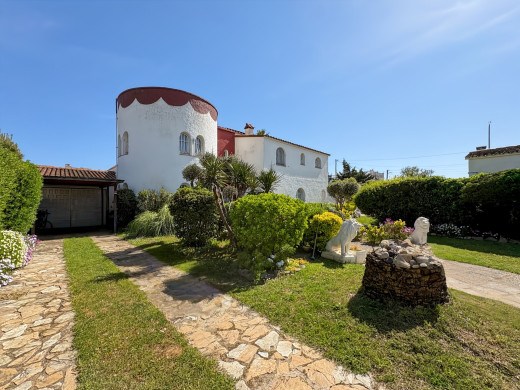 Villa with private mooring and boat garage in Empuriabrava