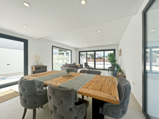 Casa con piscina y garaje en Empuriabrava