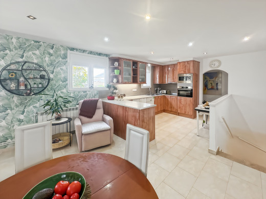 House with a tourist licence, 3 flats and a swimming pool