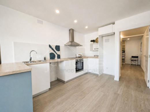 Appartement rénové avec une grande terrasse près de la plage à Llançà