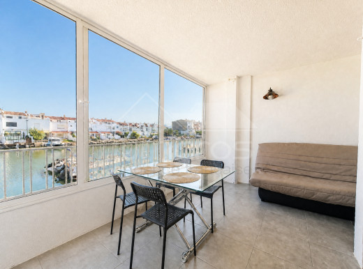 Piso de un dormitorio con vistas al canal en Empuriabrava