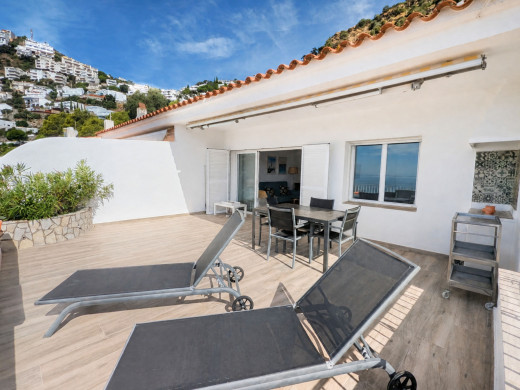 Piso con vistas al mar en la última planta, con terraza y garaje, en Canyelles