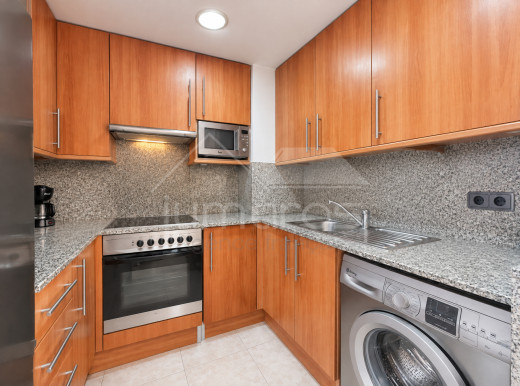 Piso de dos habitaciones, piscina comunitaria y aparcamiento privado