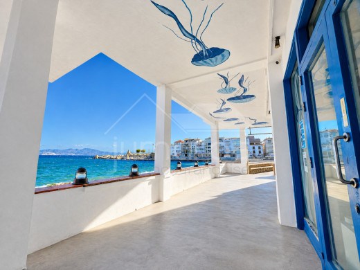 Restaurant en première ligne de mer à L’Escala avec grande terrasse