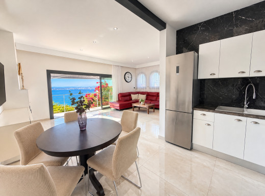 Villa mit privatem Pool und Panoramablick auf die Bucht von Roses.
