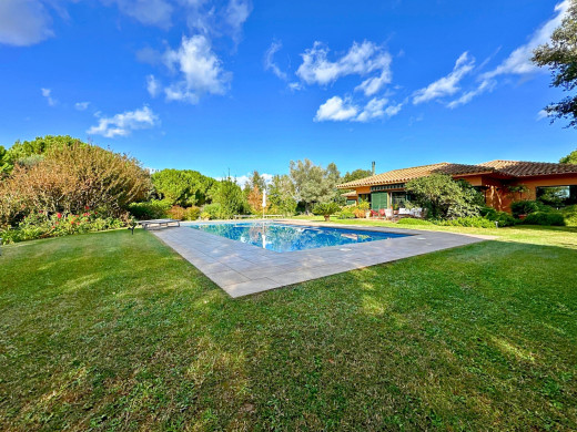 Maison de plain-pied au Golf de Torremirona avec piscine