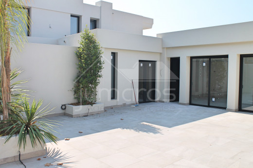 Maison de plain pied avec piscine et amarre