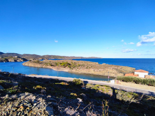 Parcelle de 573 m2 pour construire, avec vue sur le Cap de Creus et la mer.