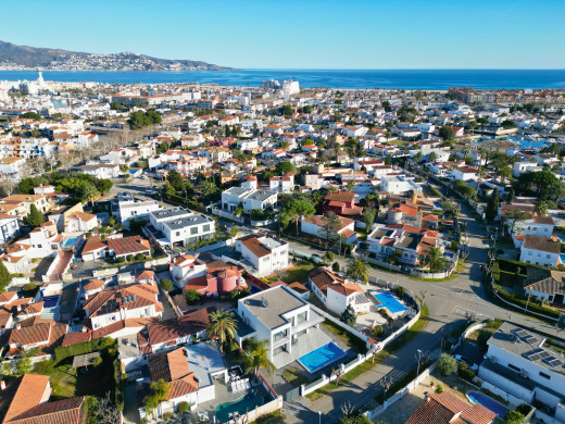 Villa moderne construite en 2020 à Empuriabrava
