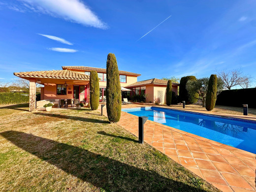 Villa de luxe avec piscine au Golf de Torremirona, Navata