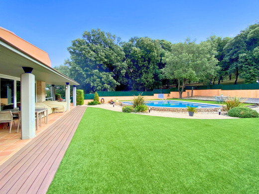 Maison avec piscine et grand jardin à Avinyonet de Puigventós