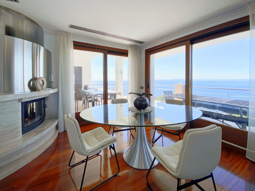 Villa de lujo con vistas panorámicas al mar y licencia turística en Roses