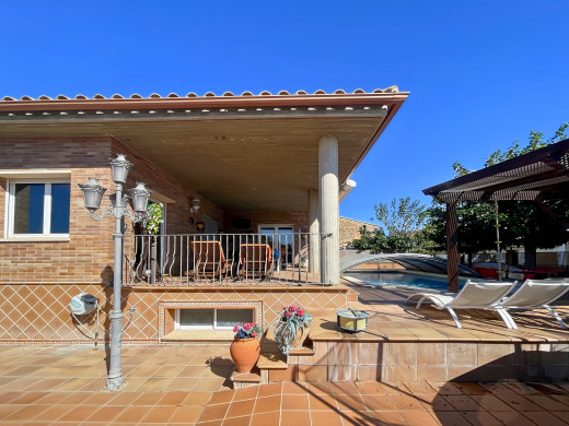 Casa con piscina y grandes garajes en Castellón d'Empúries