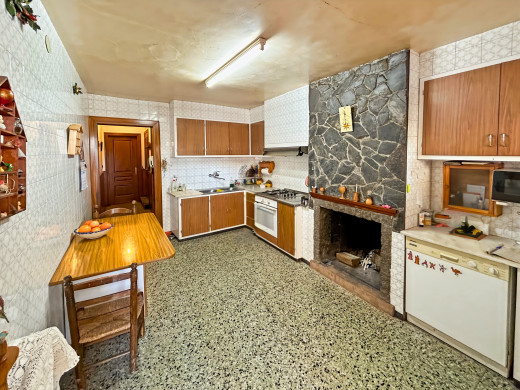 Gran casa de pueblo en Borrassà con mucho potencial