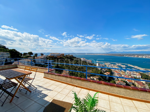 Piso con vistas al mar, garaje y licencia turística en Roses