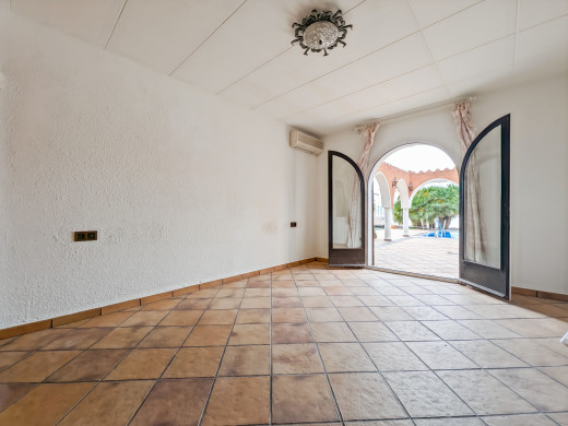 Villa mit 30m langem Bootsanleger, sehr nah am Strand