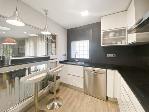 Maison rénovée avec garage et licence touristique dans le centre de Roses