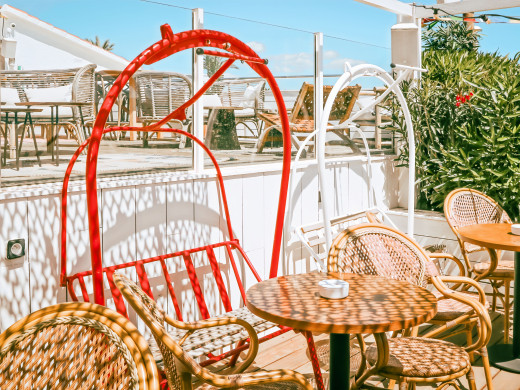 Kultige Restaurant-Bar mit exklusivem Konzept direkt am Meer
