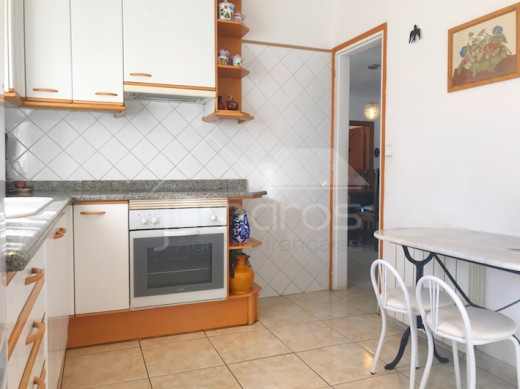 3 chambres, piscine privée, garage fermé et 2 places parking