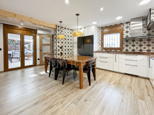 Casa renovada con terraza, piscina y garaje