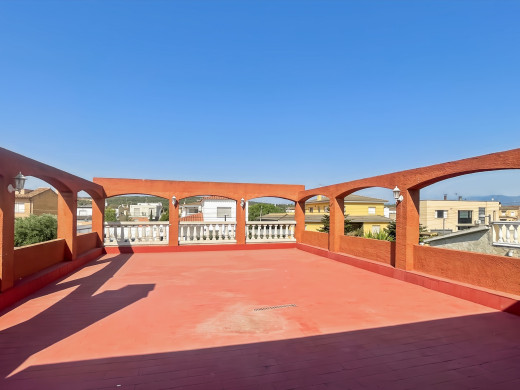 Haus mit Pool und Garage in der Nähe von Figueres, in Llers