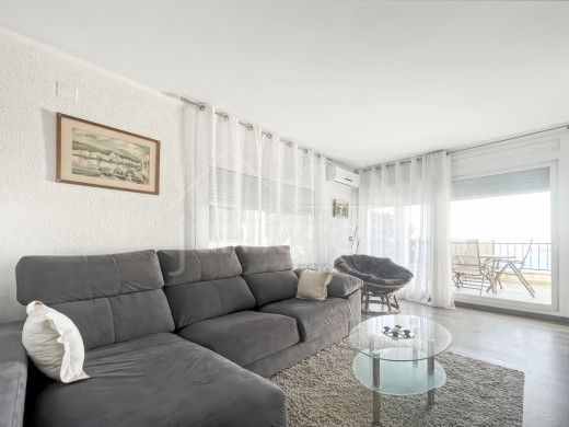 Apartment with sea view, tourist license, and parking in Roses