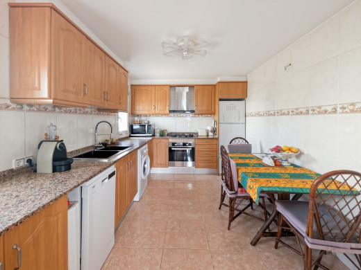 Maison avec 2 garages, grand terrain et sous-sol à La Garriga, Roses