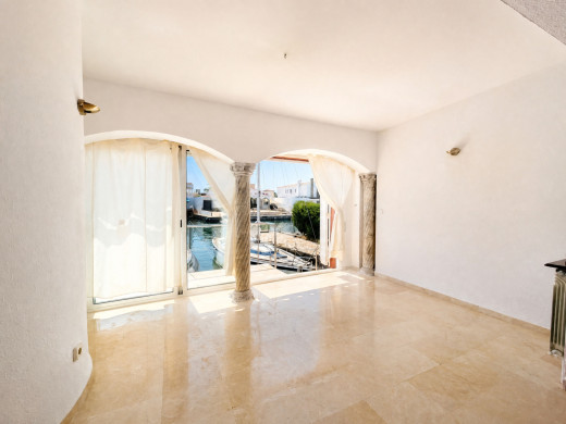 House with a 14-metre mooring before the bridges, in Empuriabrava