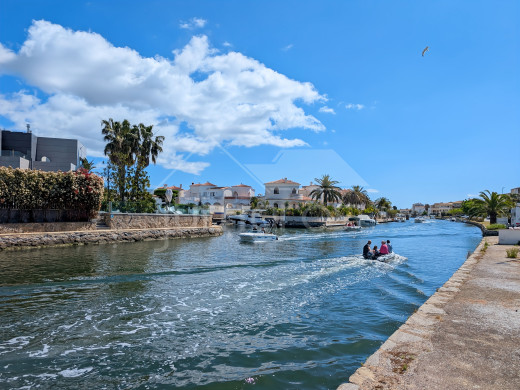 Renovated flat with mooring in Empuriabrava