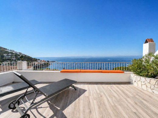 Piso con vistas al mar en la última planta, con terraza y garaje, en Canyelles