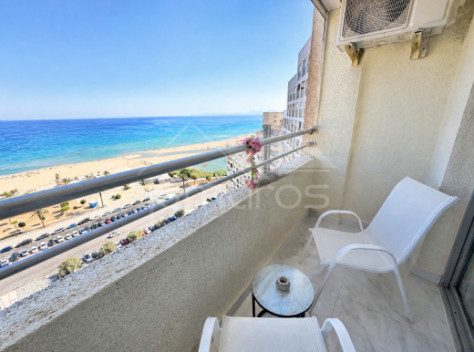 Estudio reformado con terraza y vistas al mar en Empuriabrava