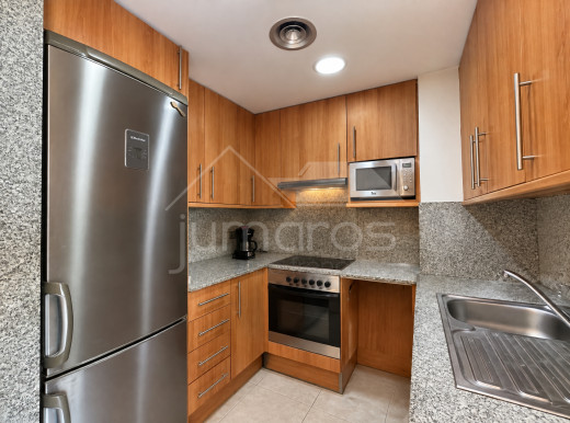 Piso de dos habitaciones, piscina comunitaria y aparcamiento privado