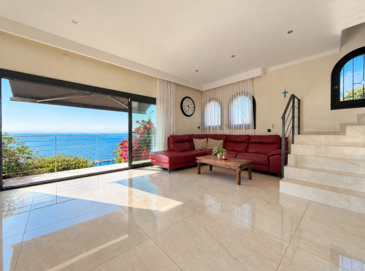 Villa mit privatem Pool und Panoramablick auf die Bucht von Roses.