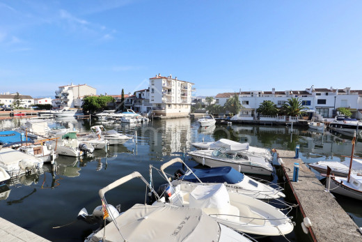 Appartement vue canal avec amarre en pleine propriété