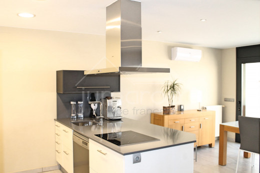 Villa canal con 4 dormitorios, piscina y amarre privado.