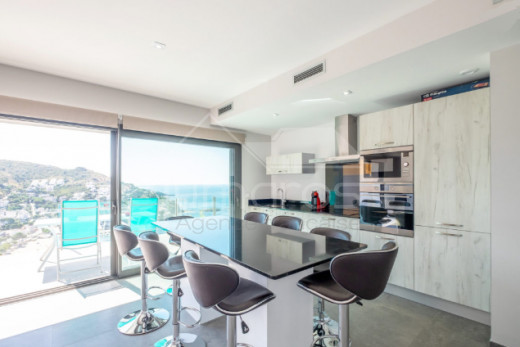 Belle maison avec vue mer et piscine à débordement