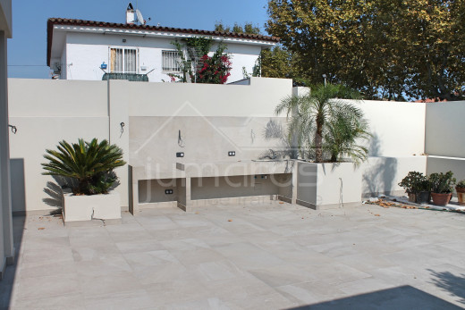 Maison de plain pied avec piscine et amarre