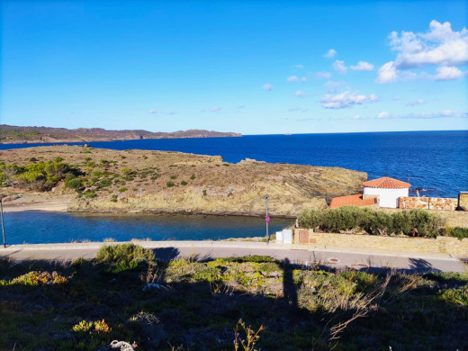 Parcelle de 573 m2 pour construire, avec vue sur le Cap de Creus et la mer.