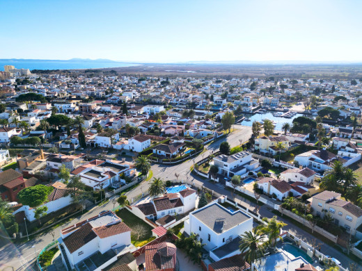 Villa moderne construite en 2020 à Empuriabrava