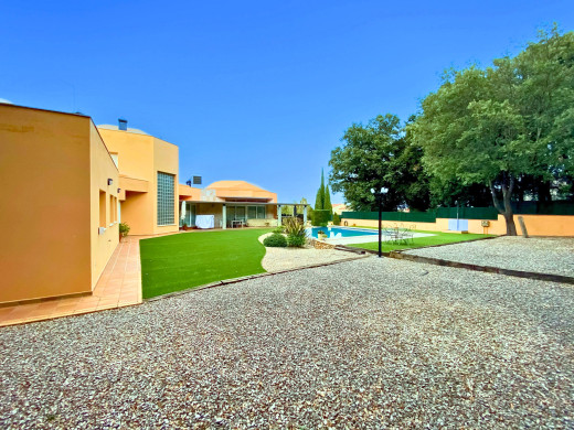 Maison avec piscine et grand jardin à Avinyonet de Puigventós