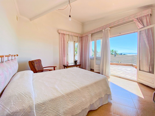 Sea view house with pool in the city centre of Roses